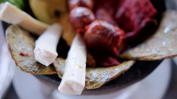 Rebanadas de queso blanco, lechuga, chorizo y nopales asados en molcajete mexicano — Vídeos de Stock