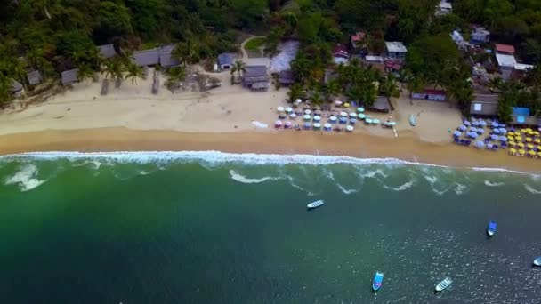 Schöne Luftaufnahme von friedlichen Wellen und dem Strand von Puerto Vallarta — Stockvideo