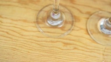 Çiçeklerle çevrili ahşap yüzeyde çilek ve kivi dilimli içecekler