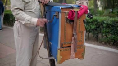 Mexico City 'den gelen geleneksel Meksikalı organ öğütücüsü