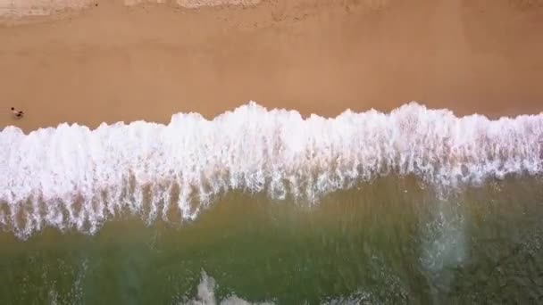 Вид с воздуха на мирные волны и пляж в Пуэрто-Вальярте — стоковое видео