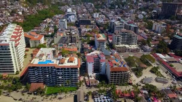 Vista aérea de edificios y resorts en Puerto Vallarta, México — Vídeos de Stock