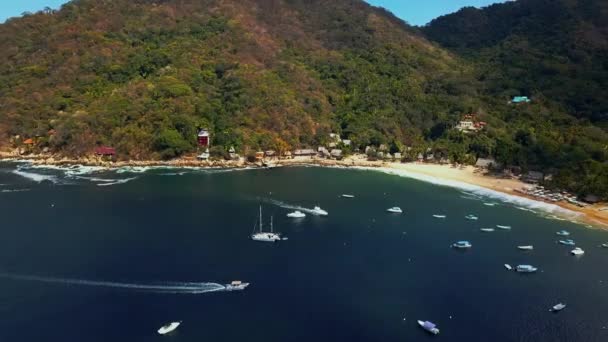 Hermosa vista aérea del océano azul oscuro y la colina en Puerto Vallarta — Vídeos de Stock