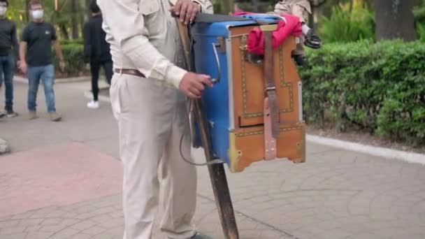 墨西哥城公园里传统的墨西哥风琴研磨机 — 图库视频影像