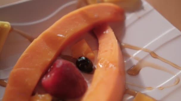 Fette di frutta fresca e miele su piatto quadrato di porcellana — Video Stock