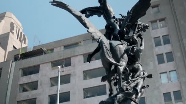 Vacker staty av människan och pegasus med byggnader som bakgrund — Stockvideo