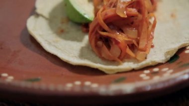 Geleneksel kil tabakta Meksika Tinga Taco 'su