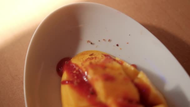 Placa de mango picado con salsa de chamoy mexicano y fondo borroso — Vídeos de Stock