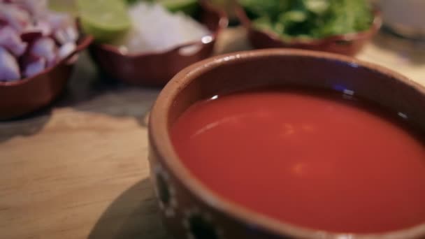 Klei kommen van gehakte groenten en heerlijke traditionele Mexicaanse pozole — Stockvideo