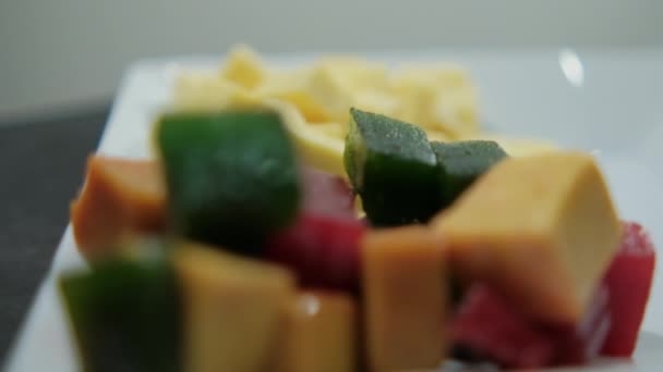 Pasta de frutas em cubos frescos e cubos de queijo cheddar em um prato — Vídeo de Stock