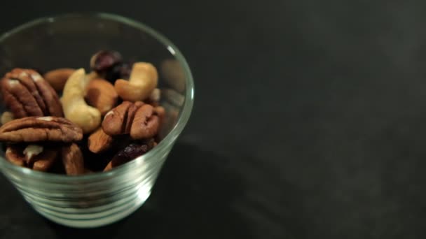 Coupe de noix, d'amandes et de noix indiennes sur la surface noire — Video