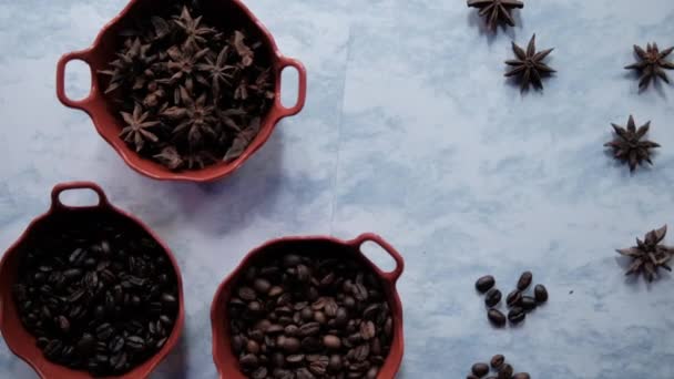 Três vasos de grãos de café torrados e sementes de anis estrelado na superfície branca — Vídeo de Stock