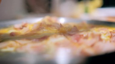 Tahta spatula. Hindi budu ve çiğ yumurta karışımı.