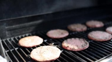 Çiğ ve baharatlı hamburger eti ızgarada.