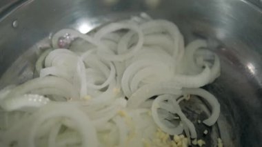 Yakın çekim soğan dilimleri ve doğranmış sarımsak.