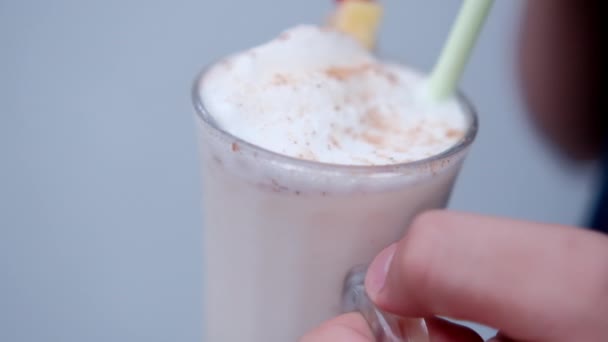 Férfi kézfogás ízletes vanília tejturmix szalmával — Stock videók