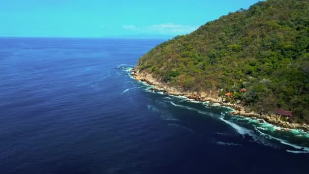 Bela vista aérea do oceano azul escuro e alta colina em Puerto Vallarta — Vídeo de Stock