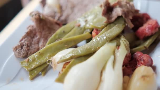 Cebollas verdes mexicanas, chorizo picado, nopales y filetes finos en un plato — Vídeo de stock