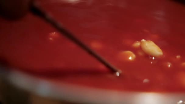 Spoon mengaduk pozole Meksiko tradisional yang lezat dalam panci masak — Stok Video