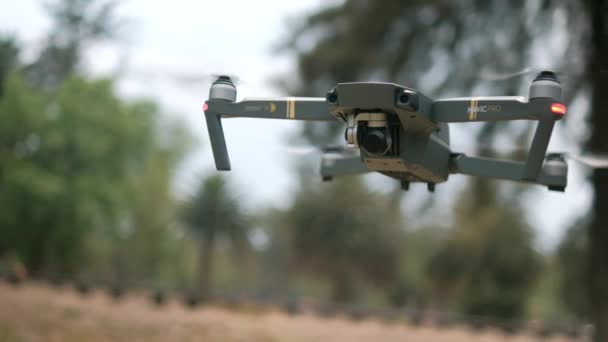 Drone voando baixo com árvores embaçadas como fundo — Vídeo de Stock
