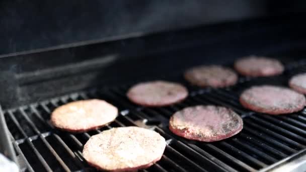 Nyers és fűszeres hamburgerhús grillsütőn — Stock videók