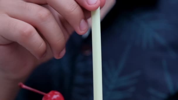 Hombre sosteniendo y bebiendo sabroso batido de vainilla con paja — Vídeos de Stock