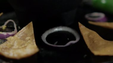 Meksika Comal 'ında tortilla cipsi, kırmızı biber ve soğan dilimleri.