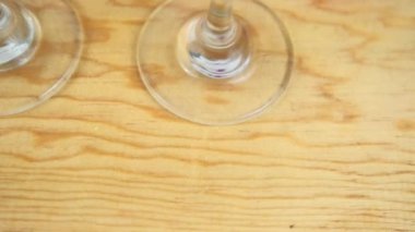 Çiçeklerle çevrili ahşap yüzeyde çilek ve kivi dilimli içecekler