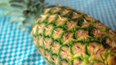 Taze ananas mavi ve beyaz kareli masa örtüsü