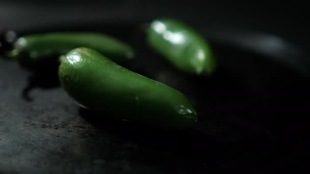 Ardei iute verde pe un comal tradițional mexican — Videoclip de stoc