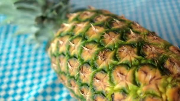 Verse ananas op blauw en wit geruit tafelkleed — Stockvideo