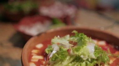 Çamur kase baharat ve lezzetli geleneksel Meksika pozolü.