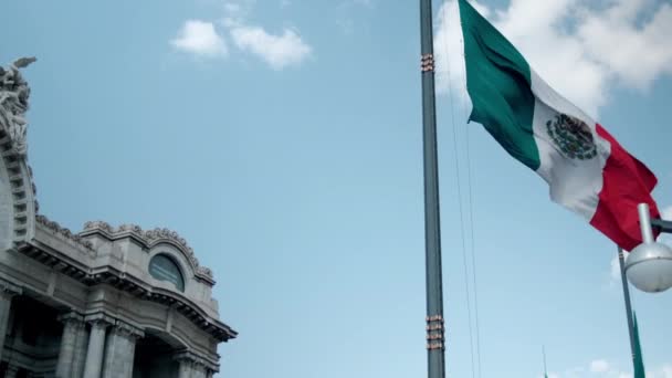 Bandera mexicana en bandera y Palacio de Bellas Artes bajo hermoso cielo azul — Vídeo de stock