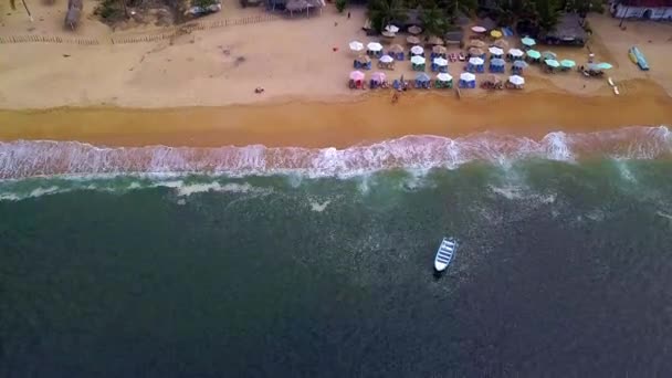 Prachtig uitzicht vanuit de lucht op rustige golven en het strand in Puerto Vallarta — Stockvideo