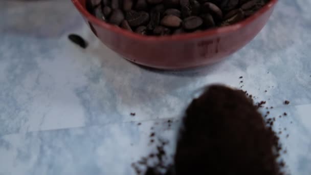 Drie potten gebrande koffiebonen en steranijszaad op wit oppervlak — Stockvideo