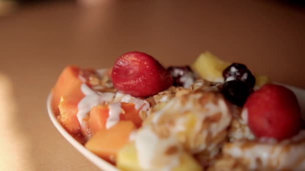 Piring buah diiris dengan krim dan oatmeal di atas — Stok Video