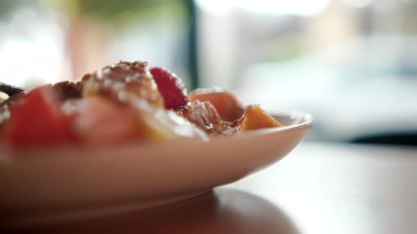 水果片，上面有奶油、燕麦和叉子 — 图库视频影像