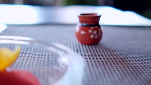 Taza de arcilla hecha a mano en estera de mesa de plástico gris — Vídeo de stock