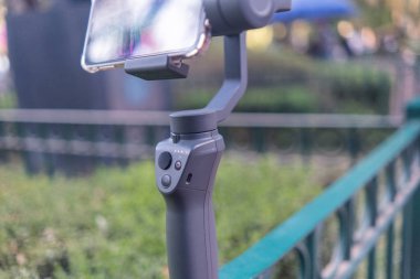 Renkli ekranlı akıllı telefon bulanık arkaplanlı titreşimde