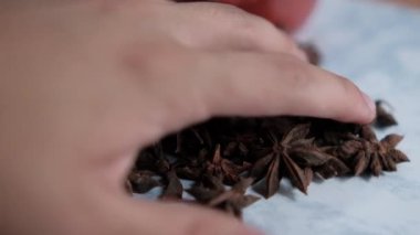 Beyaz mermer yüzeyde küçük yıldız anason tohumları yığını