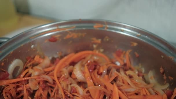 Deliciosas rodajas de ñame, zanahorias, tomate y cebolla en la olla de cocción — Vídeos de Stock