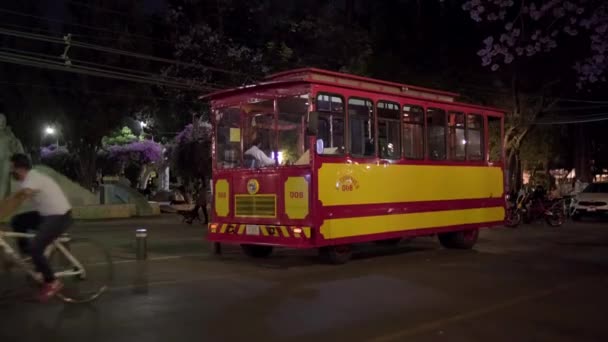 Carro clásico rojo y amarillo de la Ciudad de México por la noche — Vídeo de stock