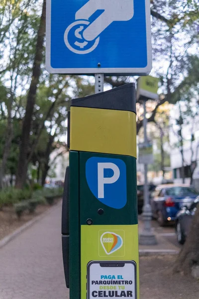 Medidor de estacionamento da Cidade do México com árvores embaçadas como fundo — Fotografia de Stock