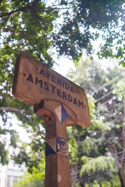 Amsterdam avenida sinal com árvore embaçada como fundo — Fotografia de Stock