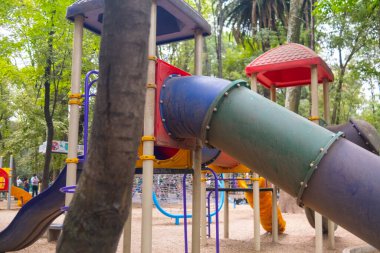 Parkın ortasında renkli bir oyun alanı kaydırağı