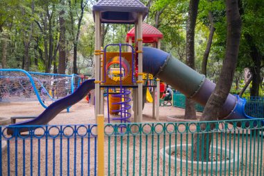 Parkın ortasında renkli bir oyun alanı kaydırağı