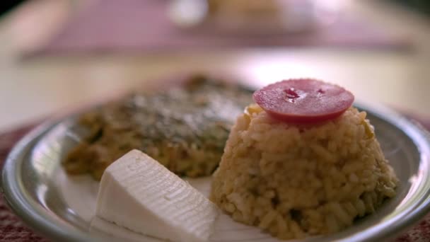 Autentyczne pyszne meksykańskie danie ryżowe na obrus w kratkę — Wideo stockowe