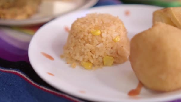 Autentico delizioso riso messicano e piatto di pane affettato sulla tovaglia colorata — Video Stock