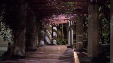 Pergola, geceleri uzun koridorun yukarısında sarmaşıklarla kaplıdır.
