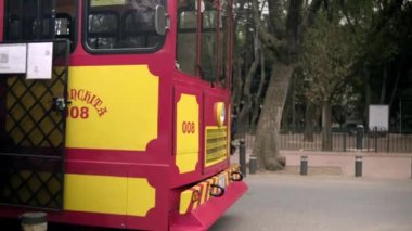 Coyoacan, Mexico City 'den klasik kırmızı ve sarı tramvay.